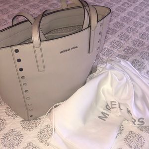 MICHAEL KORS TOTE. GRAY.